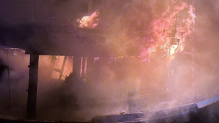 Hàng chục cảnh sát khống chế đám cháy tàu cá trong đêm