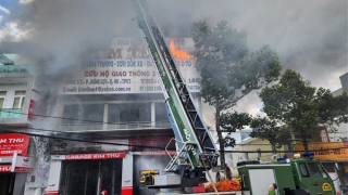 Garage ô tô ở Cần Thơ bốc cháy ngùn ngụt