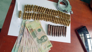 Kiểm tra đối tượng lừa bán xe máy cũ, phát hiện 59 viên đạn và còng số 8