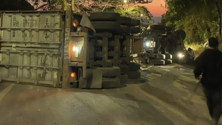 Lật container, đèo Bảo Lộc ùn tắc nghiêm trọng