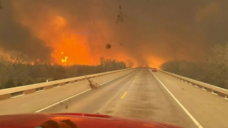 Biển lửa bao trùm bang Texas của Mỹ, nhà máy vũ khí hạt nhân phải đóng cửa