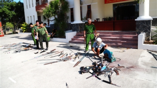 Công an huyện Thuận Nam tiêu hủy hàng trăm vũ khí, công cụ hỗ trợ