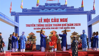 Du khách nô nức cùng tham gia khai hội Cầu ngư