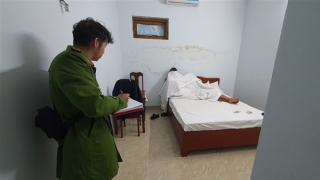 Tiếp viên karaoke kiêm môi giới mại dâm