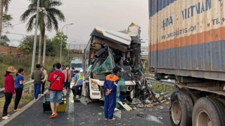 Tự tông vào đuôi container, tài xế tử vong, nhiều hành khách bị thương