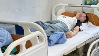 Mâu thuẫn trên mạng xã hội, nữ sinh bị đánh hội đồng phải nhập viện cấp cứu