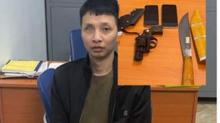 Tài xế Mercedes dạo phố cùng súng colt và nhiều hung khí