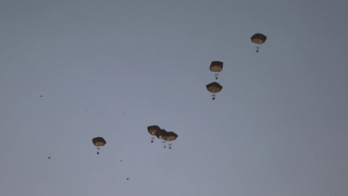 Nỗ lực thả viện trợ của Mỹ xuống Gaza bị cựu giám đốc USAID chê là "làm màu"