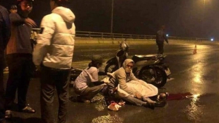 Đâm vào thành cầu vượt biển, 2 mẹ con tử nạn trong đêm