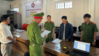 Cán bộ địa chính xã cấu kết với “cò” đất cấp sổ đỏ giả để lừa đảo