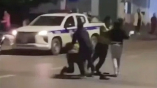 Tạm giữ hình sự 2 đối tượng tấn công CSGT khi đo nồng độ cồn