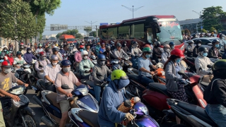 Ùn ứ giao thông nghiêm trọng sau sự cố xe 16 chỗ lao vào gốc cây