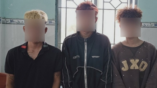 Vung mã tấu chém ôtô trên đường đèo "để thể hiện bản thân"