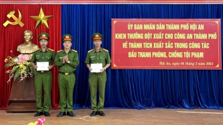 Công an ở phố cổ Hội An được khen thưởng đột xuất