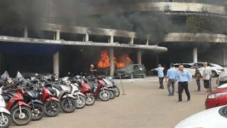 Cháy xe cấp cứu đang đậu trong bãi giữ xe