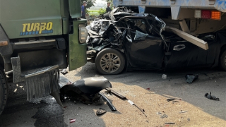 Xế hộp bị "dồn toa" lọt vào gầm xe tải, 3 người thương vong