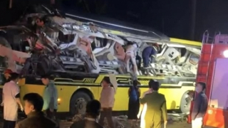 Xe container vào cua va chạm xe khách, 5 người tử vong