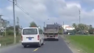 Phạt tiền, tước giấy phép tài xế ôtô tải không nhường đường cho xe cấp cứu