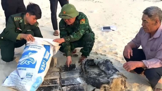 Đi nhặt ve chai bên bờ biển, phát hiện hơn 20 kg ma tuý