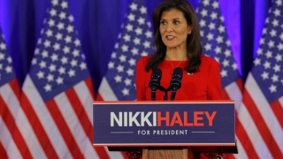 Đối thủ hàng đầu của ông Trump từ bỏ cuộc đua