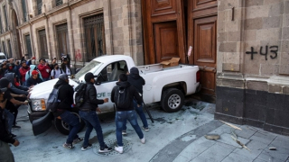 Dinh tổng thống Mexico bị phá cửa khi các quan chức đang họp bên trong