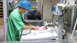 Cứu sản phụ mang song thai 33 tuần bị vỡ tử cung