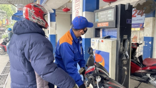 Giá xăng RON95-III giảm 372 đồng/lít