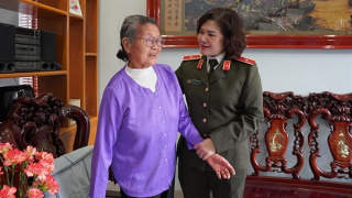 Cục Công tác Đảng và Công tác Chính trị tặng quà gia đình chính sách tại Điện Biên