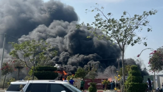 Đốt rác gây cháy lan sang bãi chứa phế liệu