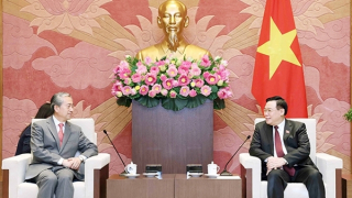 Chủ tịch Quốc hội Vương Đình Huệ tiếp Đại sứ Trung Quốc tại Việt Nam Hùng Ba