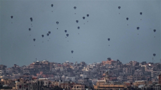 Khoảnh khắc hàng viện trợ "rơi như tên lửa" khiến nhiều người chết tại Gaza