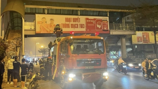 Cảnh sát bắc xe thang giải cứu nam thanh niên nằm trên mái vòm cầu vượt vì “sầu muộn 8/3”