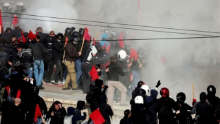 Biểu tình biến thành bạo lực, sinh viên đụng độ cảnh sát tại Hy Lạp