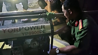 Công an xã dùng máy phát điện chạy máy thở oxy để cứu bệnh nhân nguy kịch