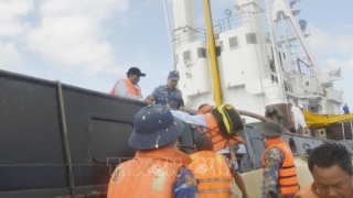 Cứu 4 ngư dân trên tàu  bị mắc cạn tại Trường Sa