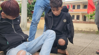 Quá giang trên xe khách cùng gần 12.000 viên ma túy và "cõng" gần 1,2 tạ pháo trên ôtô con