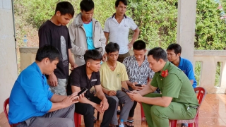 Thượng úy Công an bám bản vùng cao, tận tụy với công việc