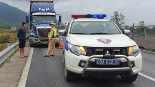 CSGT bắt giữ tài xế xe đầu kéo chống đối, bỏ chạy trên cao tốc