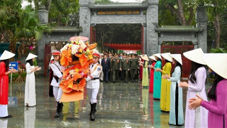 Bộ trưởng Tô Lâm cùng đoàn công tác dâng hương tưởng niệm Chủ tịch Hồ Chí Minh