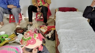 Xót xa cặp vợ chồng trẻ người Khơ mú tử vong trên đường vào Nam đi cạo mủ cao su thuê