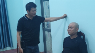 "Tóm" đối tượng dùng dao, súng truy sát một phụ nữ hàng xóm