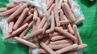 Thu giữ 1.500 hộp kẹo mút và 400 kg xúc xích đông lạnh không rõ nguồn gốc xuất xứ