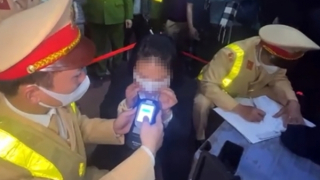 Phạt tiền, tước bằng nữ tài xế vi phạm nồng độ cồn trong vụ việc ở phố Trần Cung