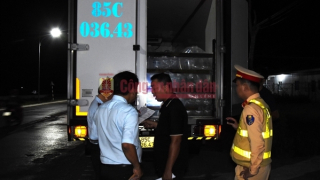 Phát hiện 2 xe tải vận chuyển gần 1,5 triệu con tôm giống chưa qua kiểm dịch