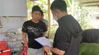 Bắt con trai chủ quán cơm gà dưới chân đèo Cù Mông thu tiền cho vay lãi nặng