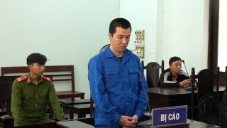 Tuyên phạt đối tượng dùng kéo đâm cán bộ Công an phường khi bị kiểm tra sử dụng ma túy