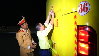 CSGT dán phản quang, hướng dẫn tài xế xử lý sự cố trên cao tốc