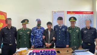 Ôm ma tuý từ cửa khẩu về bến tàu bán cho ngư dân