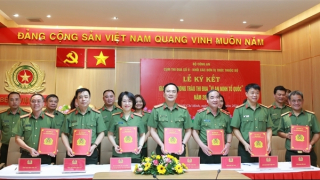 Cụm thi đua số 9 ký giao ước thi đua Vì an ninh Tổ quốc