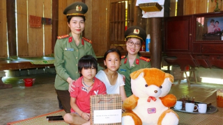 Lan tỏa yêu thương “Mẹ đỡ đầu” mang sắc phục Công an nhân dân